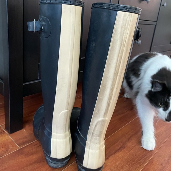 Size 7 Black with yellow/beige stripe hunter boots - Picture 2 of 2